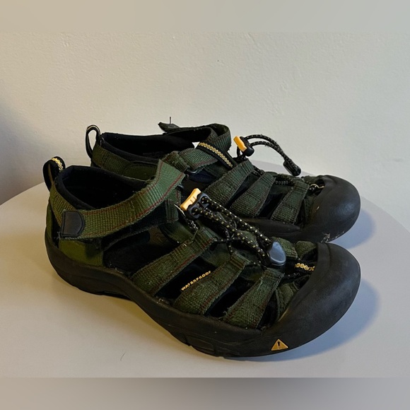 Keen Water Shoes Sandals, Dark Forest Green. Youth Size 3 - Picture 2 of 7